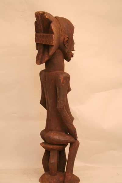 HEMBA (statue  assis)), d`afrique : Rép.démoncratique du Congo., statuette HEMBA (statue  assis)), masque ancien africain HEMBA (statue  assis)), art du Rép.démoncratique du Congo. - Art Africain, collection privées Belgique. Statue africaine de la tribu des HEMBA (statue  assis)), provenant du Rép.démoncratique du Congo., 1496/1285.Ancienne belle statue Hemba h.99cm
Ancêtre royal assis sur un trone,les deux mains sur les genoux;Allure royale,coiffure à quatre lobes avec deux tresses posés en croix;1ère moitié du 20eme sc.bois avec vieille patine,de la laque noire dans le creux de la tête,pour désacraliser la pièce avant d